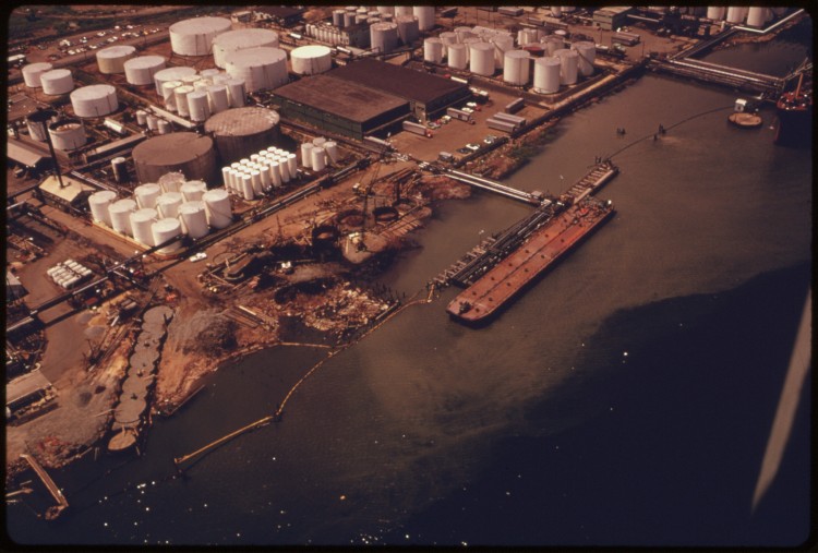 INDUSTRIAL POLLUTION ON THE ARTHUR KILL RIVER IN NEW JERSEY IN THE METROPOLITAN NEW YORK AREA